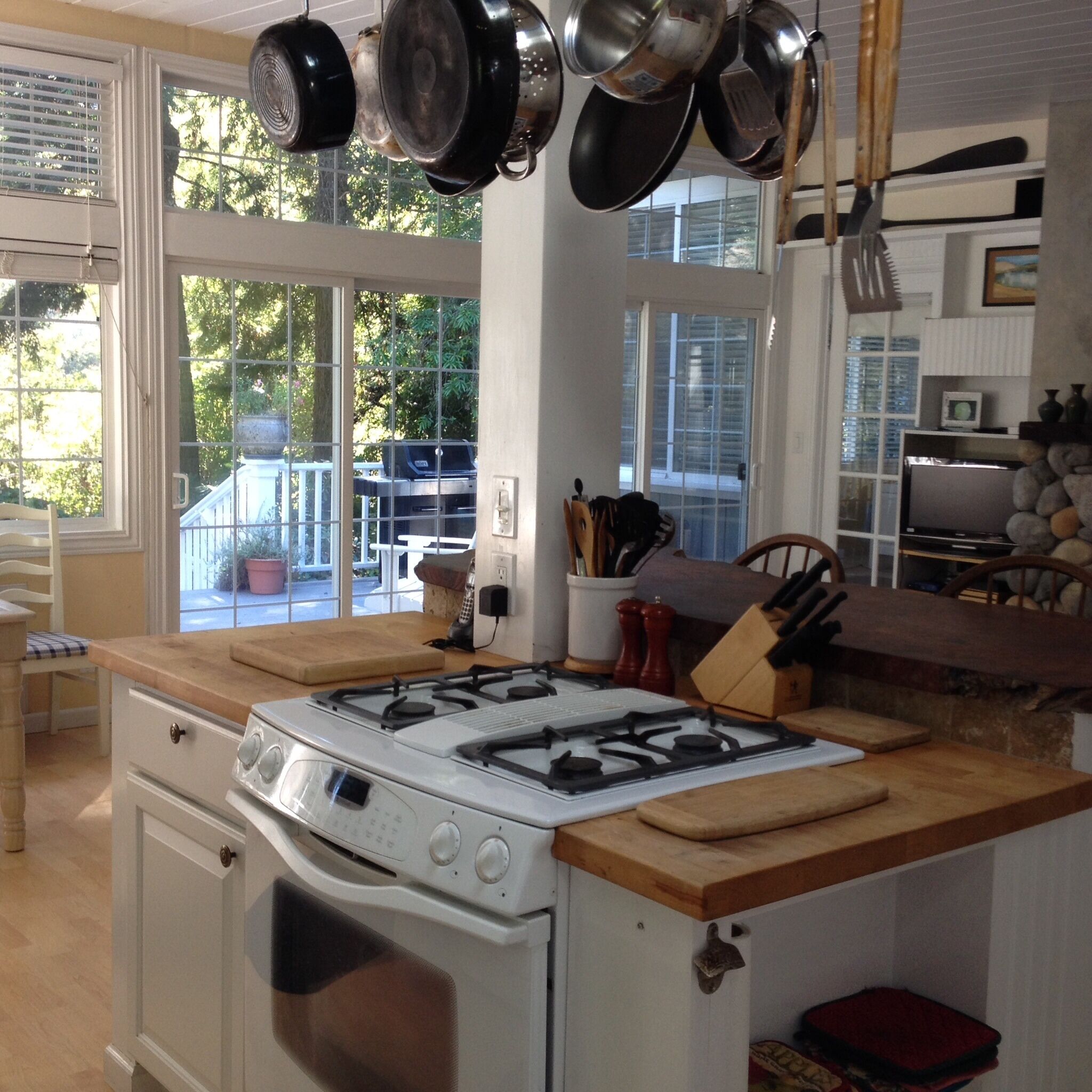 'River Gardens' Riverfront on Private, Fully Fenced 3/4 Acre