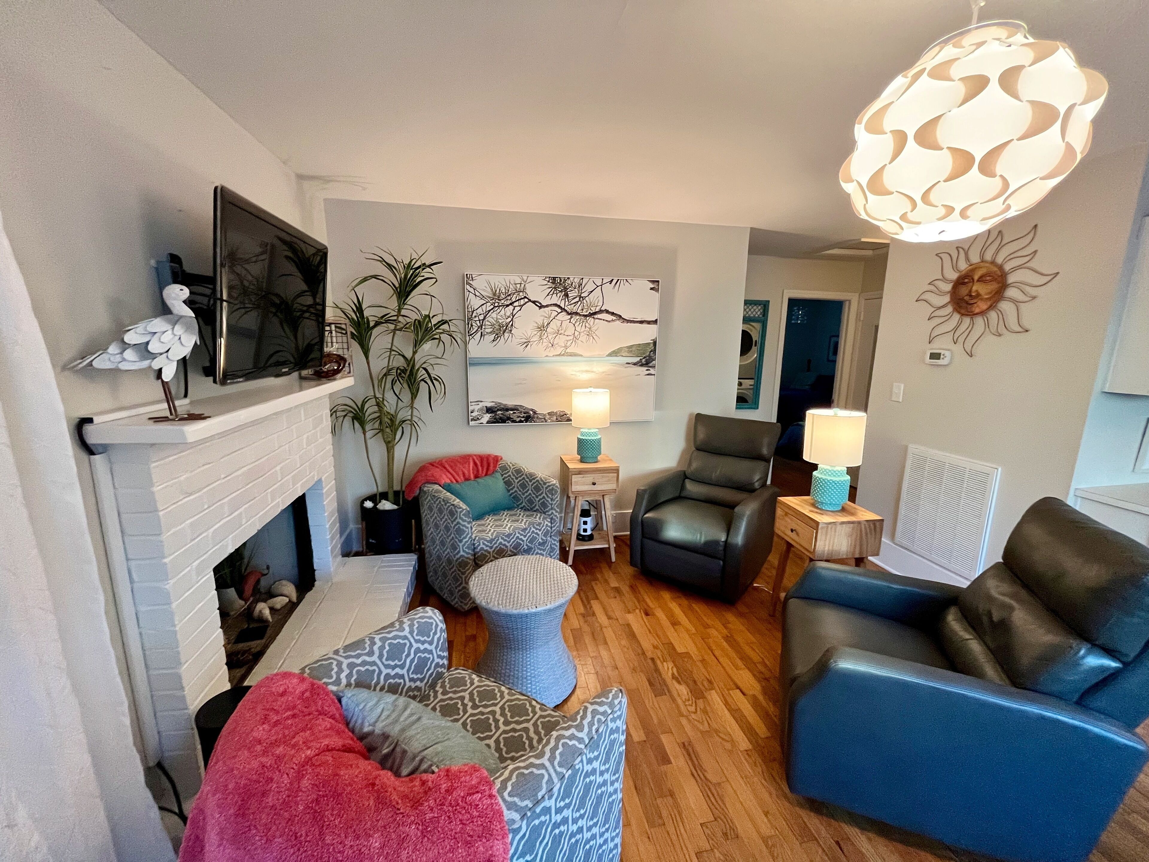 Stay M-W save 20%! "Perfect location!"  Walk everywhere! Dogs YayE! 