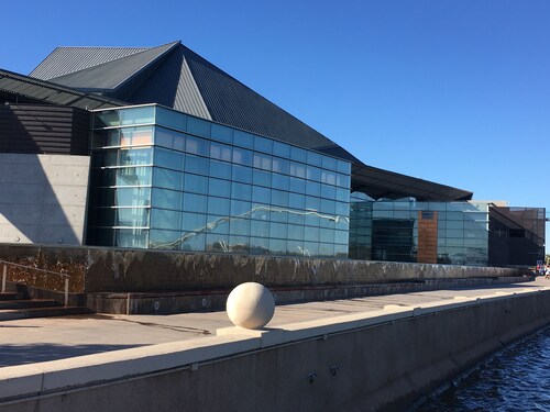 Walk to downtown Tempe,  Town Lake / ASU, close drive to downtown Scottsdale 