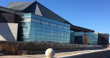 Walk to downtown Tempe, Town Lake / ASU, close drive to downtown Scottsdale