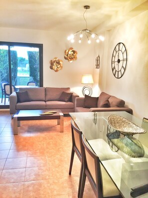 Smart TV, fireplace - walk2beach&town/pool/all brand new/private backyard/wifi/golf/must see all pics! (Alcossebre)