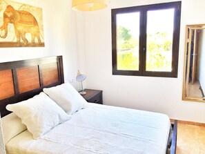 3 bedrooms, iron/ironing board, free WiFi, bed sheets - walk2beach&town/pool/all brand new/private backyard/wifi/golf/must see all pics! (Alcossebre)