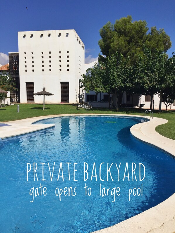 Outdoor pool - walk2beach&town/pool/all brand new/private backyard/wifi/golf/must see all pics! (Alcossebre)