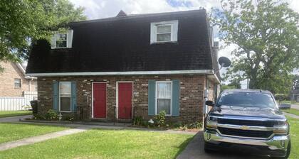 NEAR FRENCH QUARTER - 2 Bedroom Townhouse, SAFE neighbornood