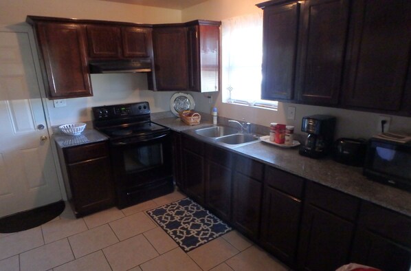 Fridge, microwave, oven, stovetop - NEAR FRENCH QUARTER - 2 Bedroom Townhouse, SAFE neighbornood (Chalmette)