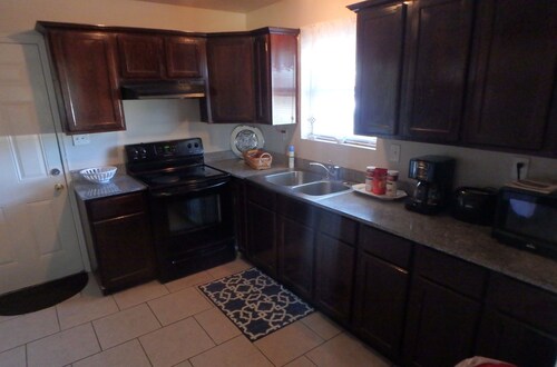 NEAR FRENCH QUARTER - 2 Bedroom Townhouse, SAFE neighbornood