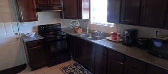 NEAR FRENCH QUARTER - 2 Bedroom Townhouse, SAFE neighbornood