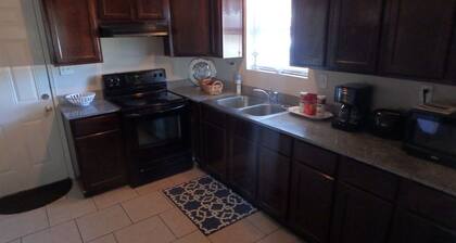 NEAR FRENCH QUARTER - 2 Bedroom Townhouse, SAFE neighbornood