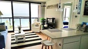 Smart TV, reproductor de DVD, tenis de mesa y videoteca
