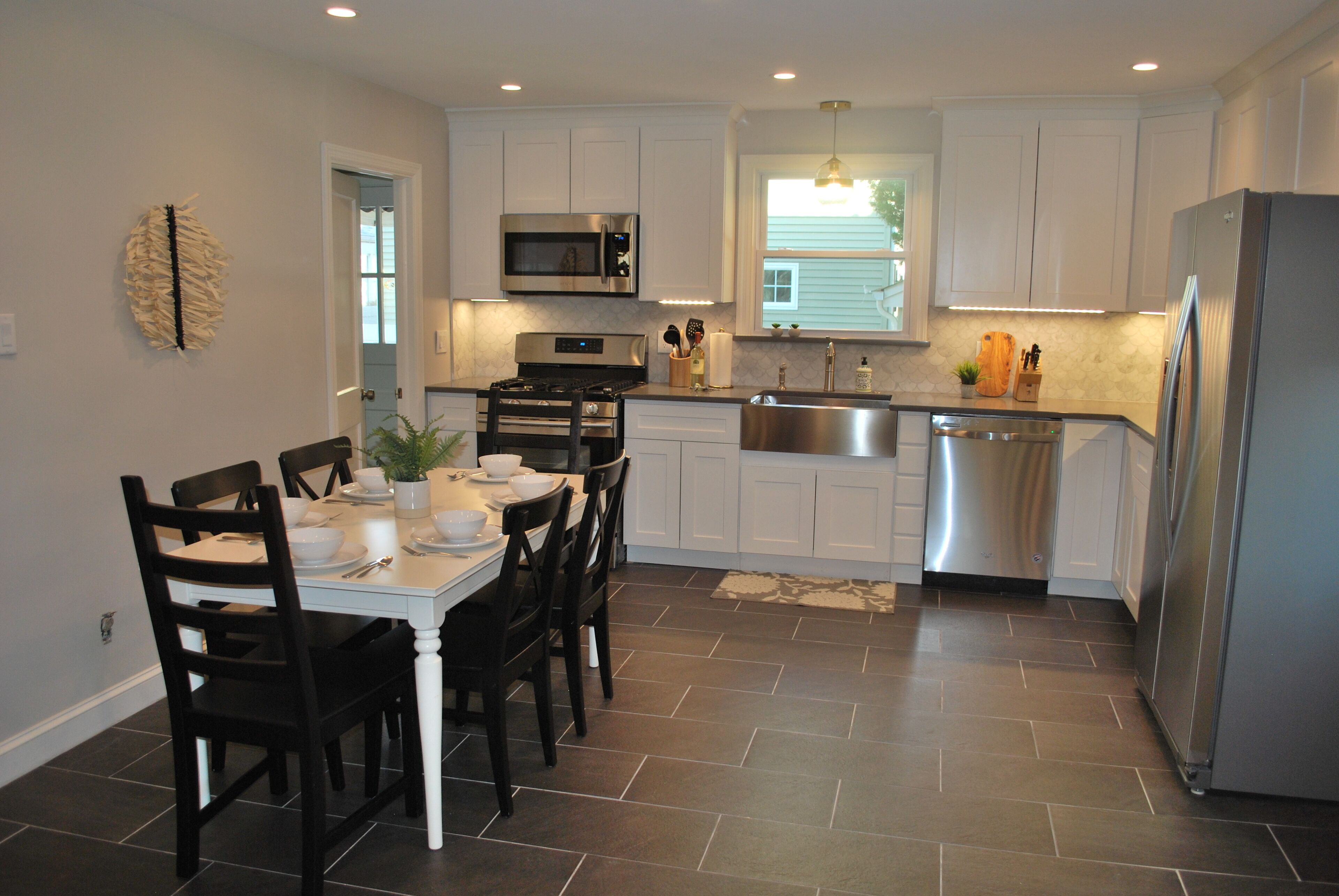 Charming recently reno'd 4-Bed Shore Home! Longer-term winter rates available