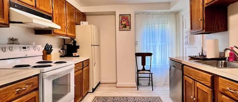 Frigorífico, microondas, horno y placa de cocina