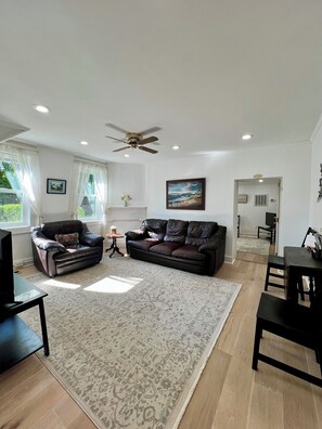 TV, fireplace, books - Private Colonial 3BR House with tub,kitchen, Fast Wi-Fi 2 min from the Inn! (Washington)