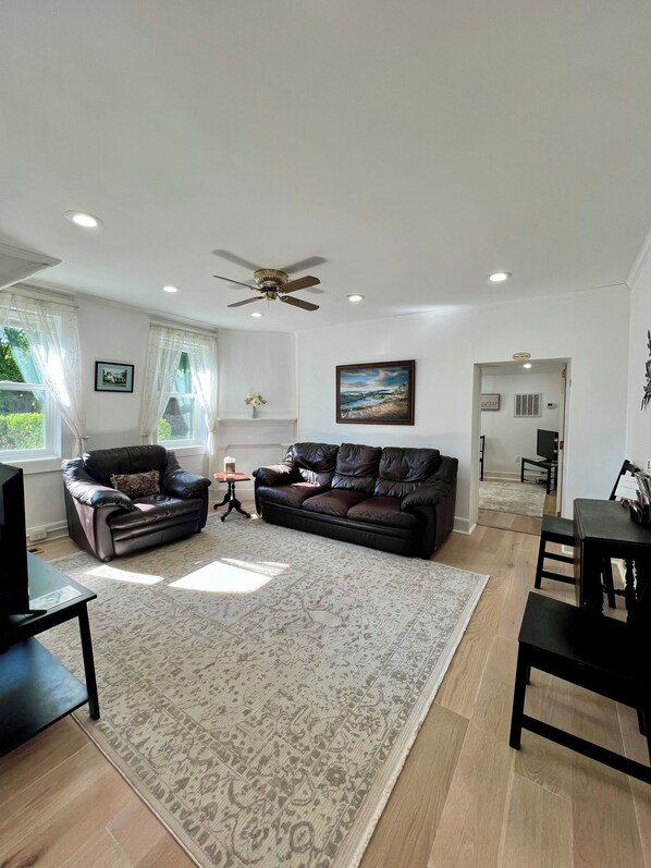 Een televisie, een open haard en boeken