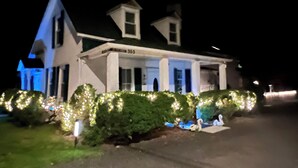 Un grand bâtiment blanc, doté d’un toit à pignon bien visible et portant le numéro « 353 » sur la façade.