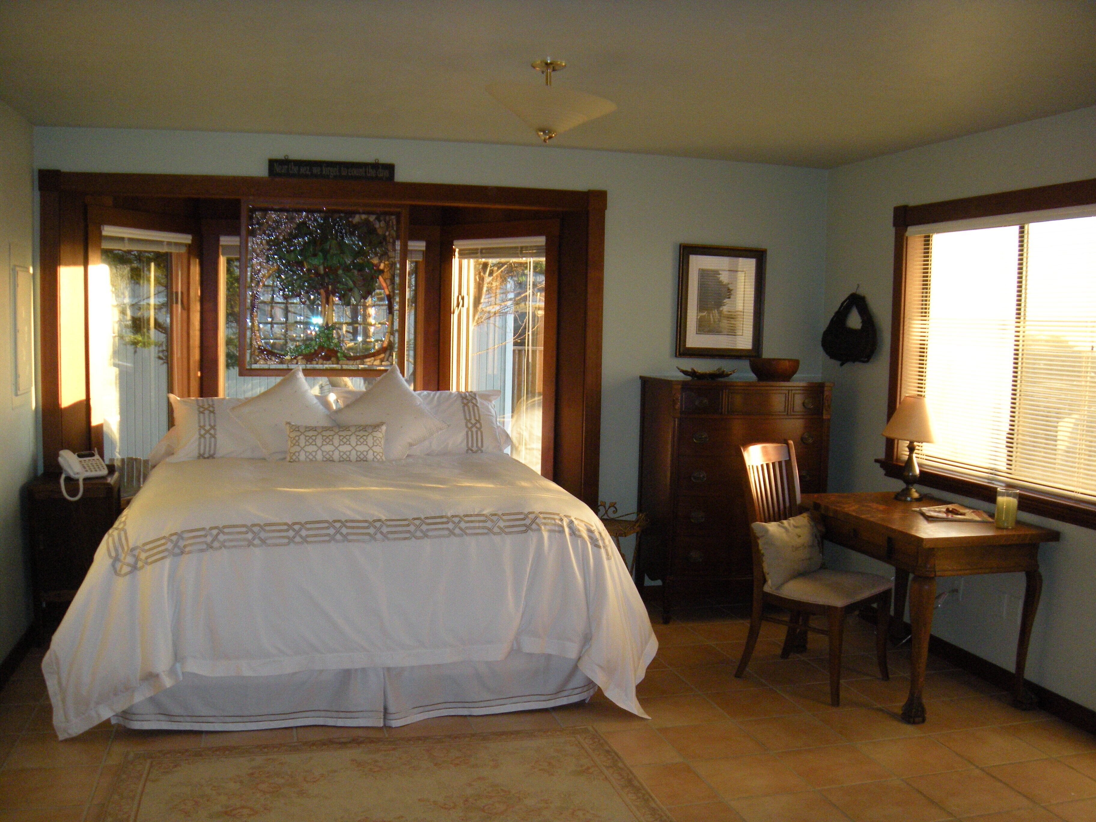 Ocean-front Cottage With Magnificent Whitewater Views