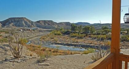 Sherrin Terlingua-hytti, josta näkyy Terlingua Creek