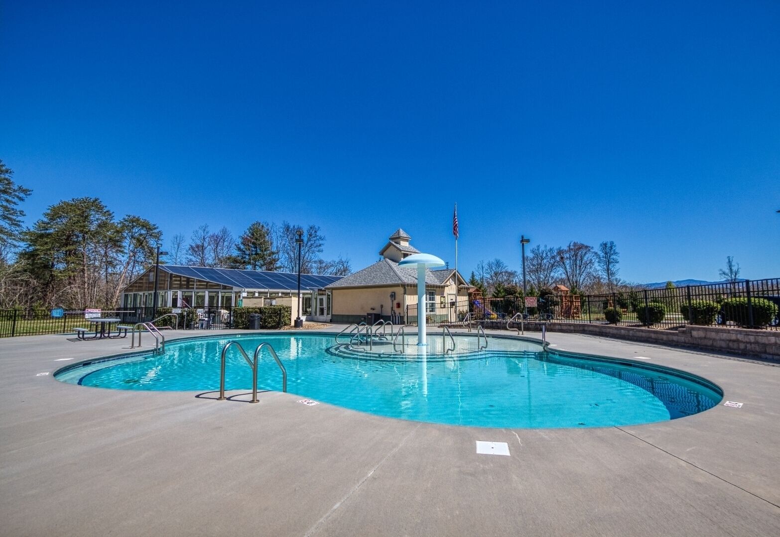 Close to attractions - Inside and outside pool and hot tub!