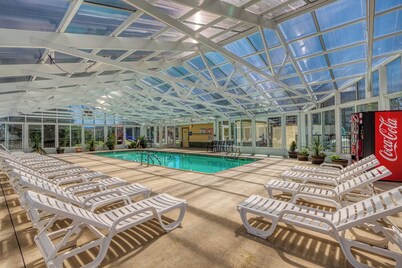 Close to attractions - Inside and outside pool and hot tub!