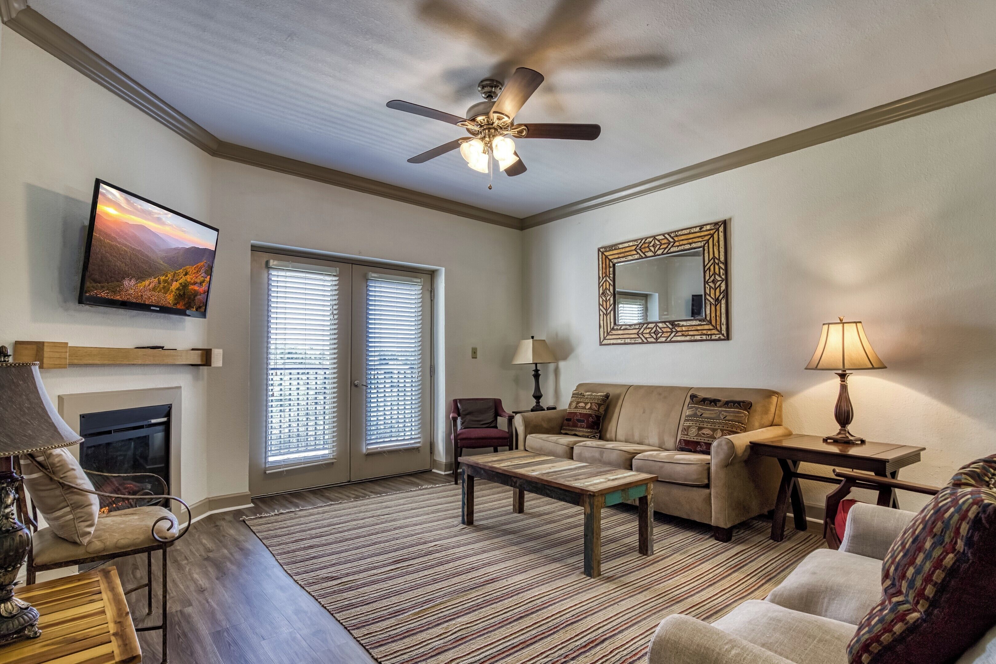 Téléviseur connecté, foyer, lecteur de DVD, sélection de films