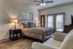 3 makuuhuonetta, silitysrauta/-lauta, vauvan matkasänky, Wi-Fi