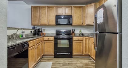 Close to attractions - Inside and outside pool and hot tub!