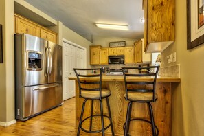 Jääkaappi, mikroaaltouuni, uuni, liesi