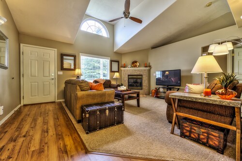 Single level 4 bdrm w/2 car garage, Golf Course only 200 yrds away!!!