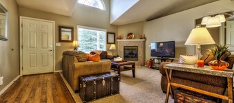 Single level 4 bdrm w/2 car garage, Golf Course only 200 yrds away!!!