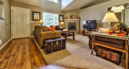 Single level 4 bdrm w/2 car garage, Golf Course only 200 yrds away!!!