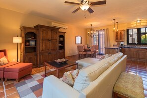 Smart TV, fireplace, DVD player - Loreto Bay Poolside Living, Steps from the Beach and Restaurants (Loreto)