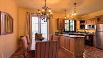 JÀÀkaappi, mikroaaltouuni, uuni, liesi