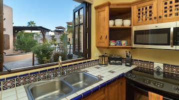 JÀÀkaappi, mikroaaltouuni, uuni, liesi