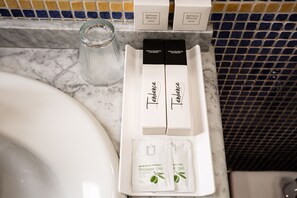 Shower, free toiletries, hair dryer, bidet - Negresco Gran Vía (Madrid)