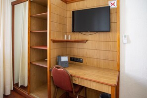 In-room safe, free cots/infant beds, free WiFi, bed sheets - Negresco Gran Vía (Madrid)