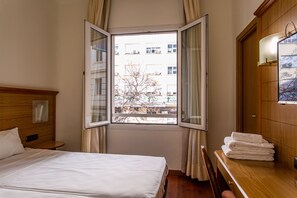 Quarto casal ou duplo | Cofres nos quartos, berços grátis, Wi-Fi de cortesia, roupa de cama