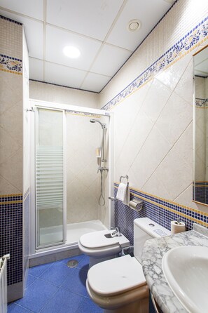 Chuveiro, produtos de toalete grátis, secador de cabelo, bidê