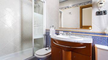 Een douche, gratis toiletartikelen, een haardroger, een bidet