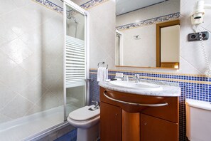 Douche, articles de toilette (gratuits), séchoir à cheveux, bidet