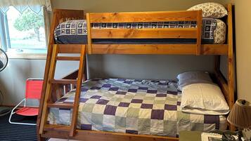 2 Schlafzimmer, Bügeleisen/Bügelbrett, Bettwäsche