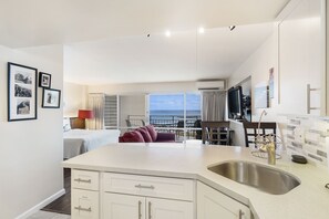 Interior - Deluxe Waikiki Ocean Front Suite - Ilikai (Honolulu)