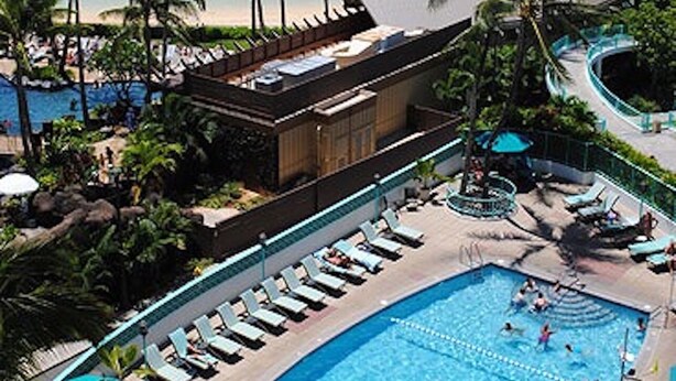 A resort with a large pool, beach, and palm trees. - Deluxe Waikiki Ocean Front Suite - Ilikai (Honolulu)
