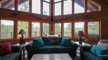 Televisión y chimenea