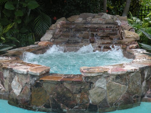 Luxury Home w/ Waterfall Pool/Hot Tub-Walk to Andy Rosse