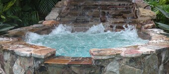 滝のあるプール/ホットタブウォークからア  ンディロッセ