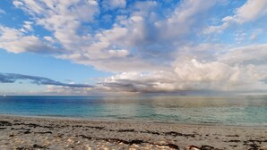 A beach with clear skies and calm waters. - Bijou! Sophistication and comfort in Turtle Cove (Providenciales)