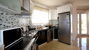 Refrigerador con freezer, horno, placa de cocina, lavavajillas