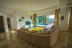 Villa, 3 Schlafzimmer, eigener Pool | Wohnbereich | Flachbildfernseher