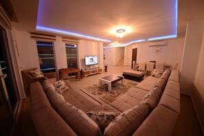 Villa, 5 Schlafzimmer, eigener Pool | Wohnbereich | Flachbildfernseher