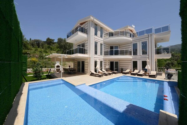 Außenpool (je nach Saison geöffnet), Sonnenschirme, Liegestühle