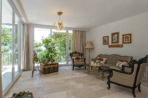 Villa, 2 slaapkamers, privézwembad | Woonkamer | Een flatscreentelevisie